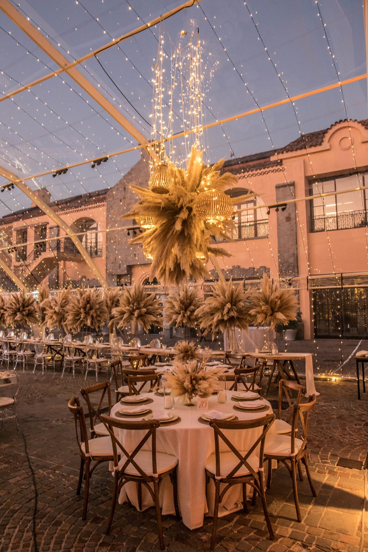 Boda — mesa ambientada al atardecer por Cecilia Eriksson Eventos