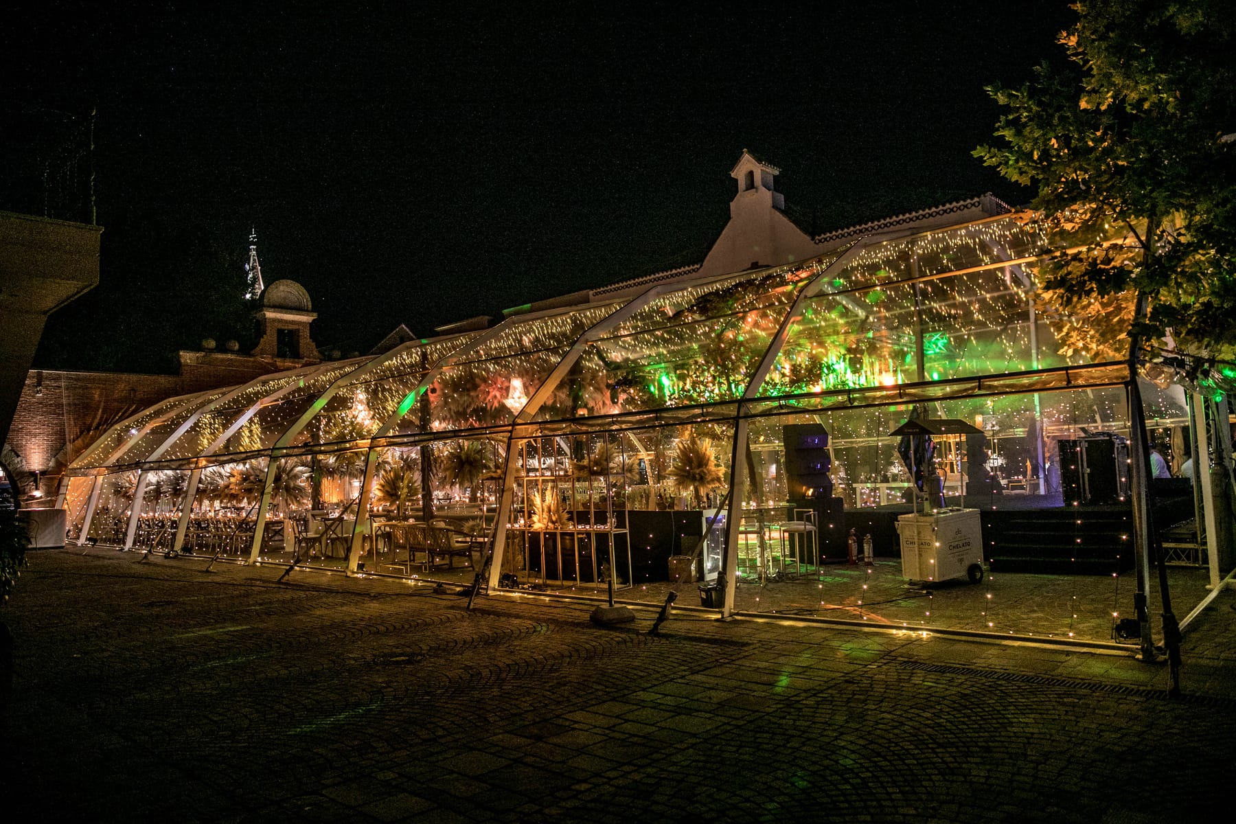 Evento — carpa iluminada, ambientada por Cecilia Eriksson Eventos