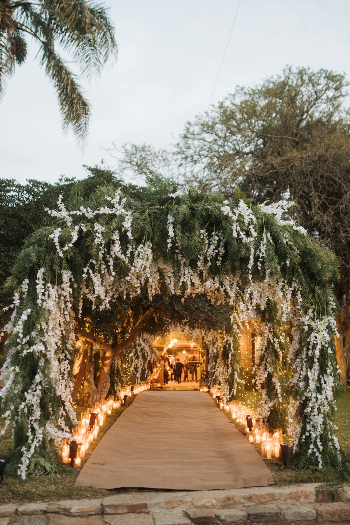 Boda — ingreso con túnel floral ambientado por Cecilia Eriksson Eventos