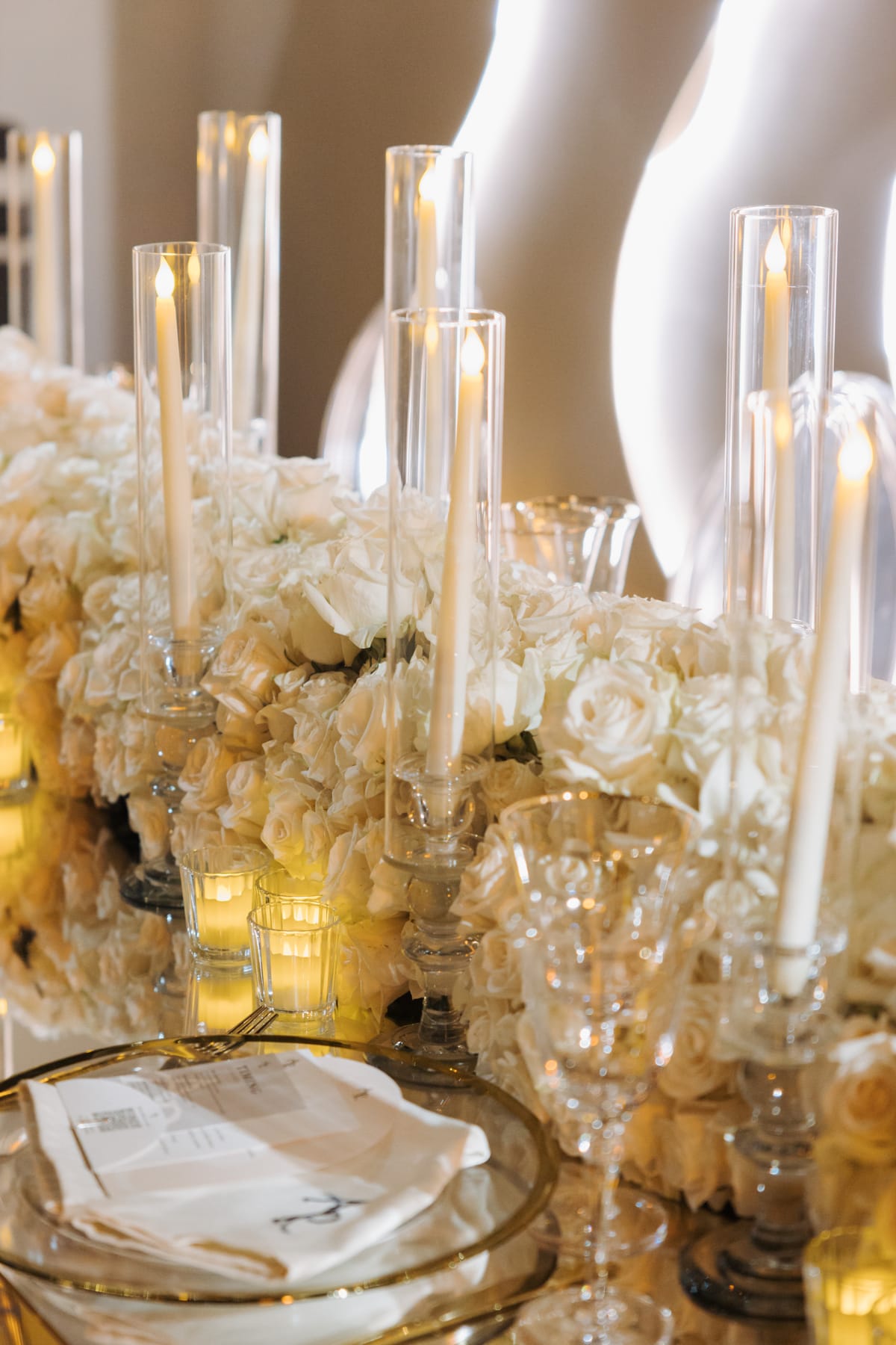 Boda R&A — mesa a la vela con rosas, ambientada por Cecilia Eriksson Eventos