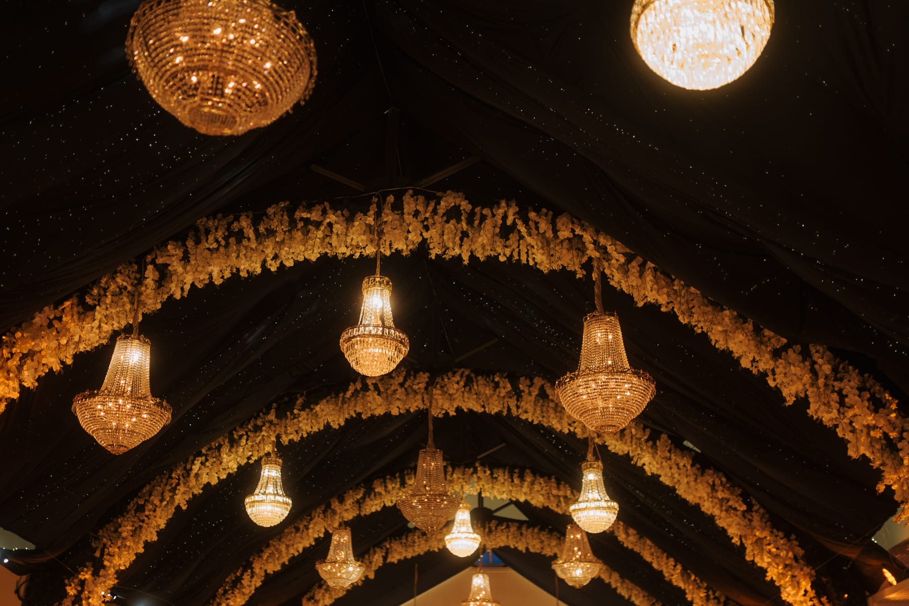 Evento — arcos florales y chandeliers, ambientado por Cecilia Eriksson Eventos