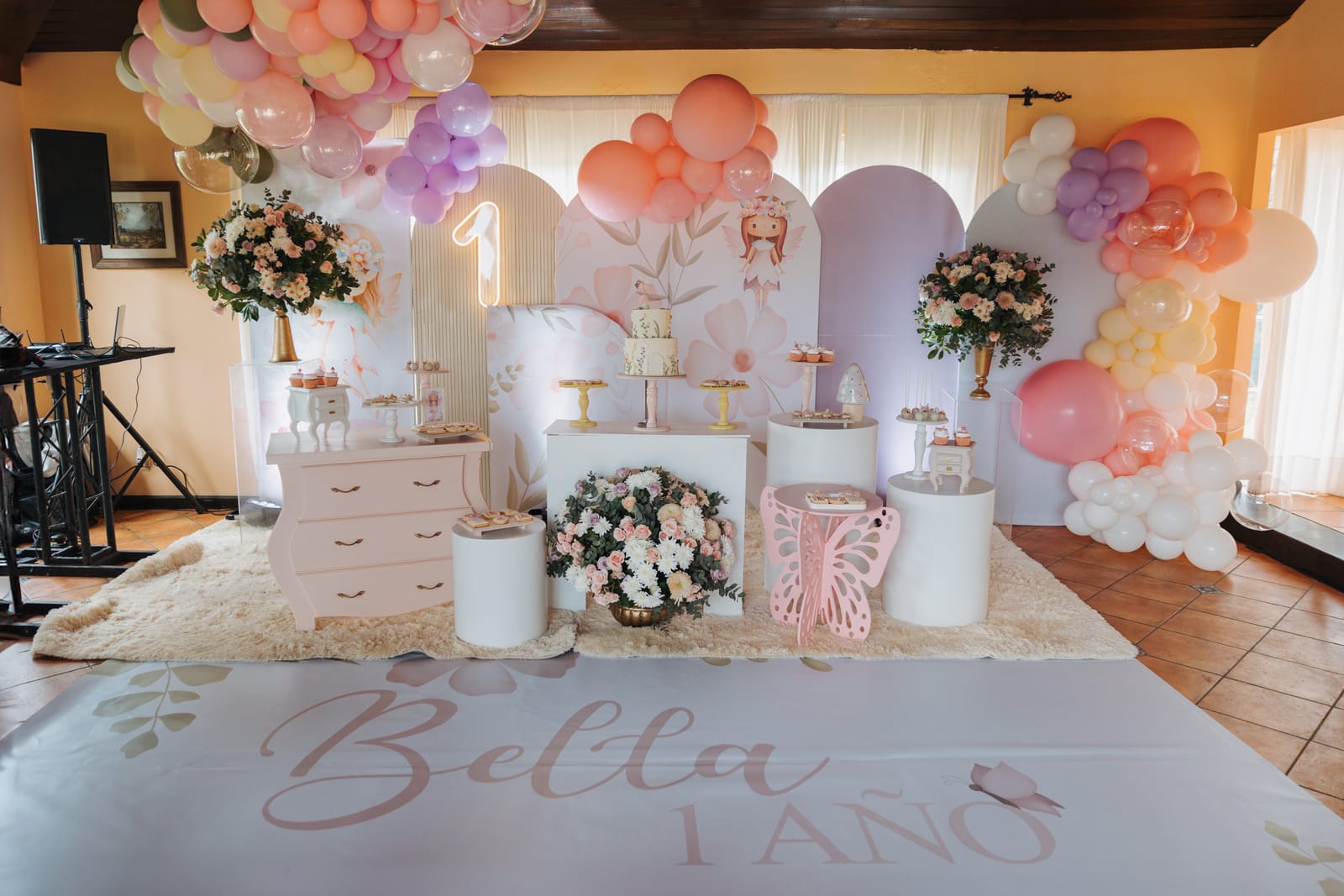 Cumpleaños infantil temática hadas — mesa principal con globos ambientada por Cecilia Eriksson Eventos