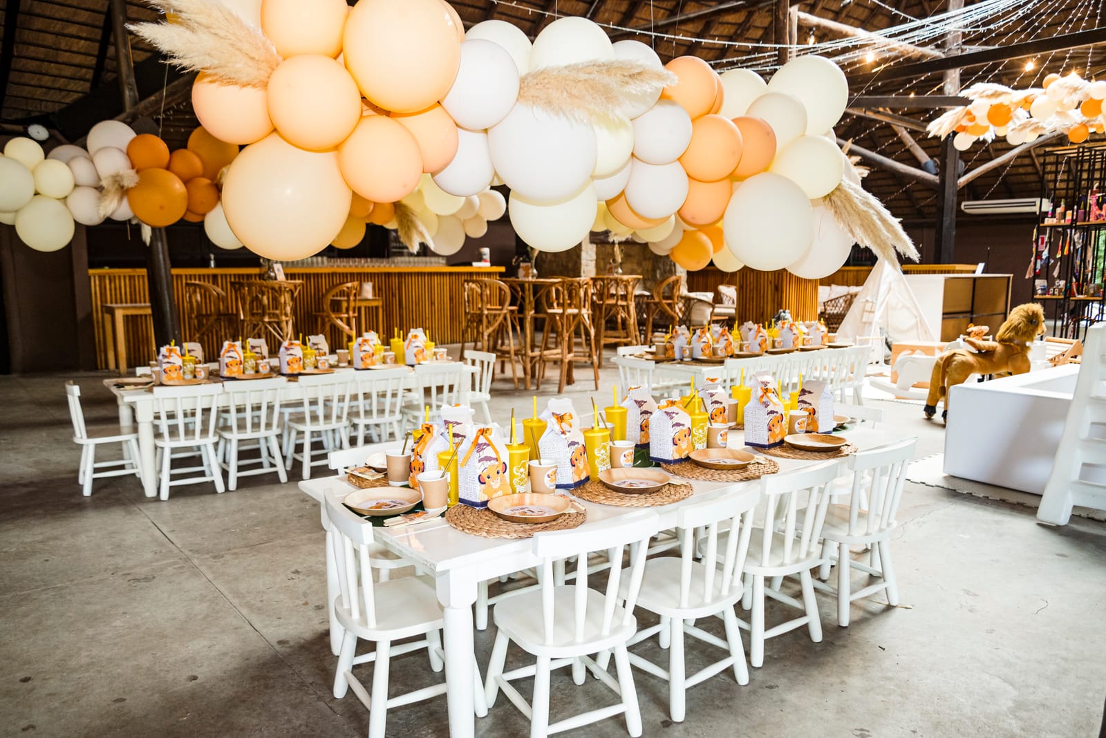 Cumpleaños infantil temática Rey León — arco de globos y mesas ambientado por Cecilia Eriksson Eventos