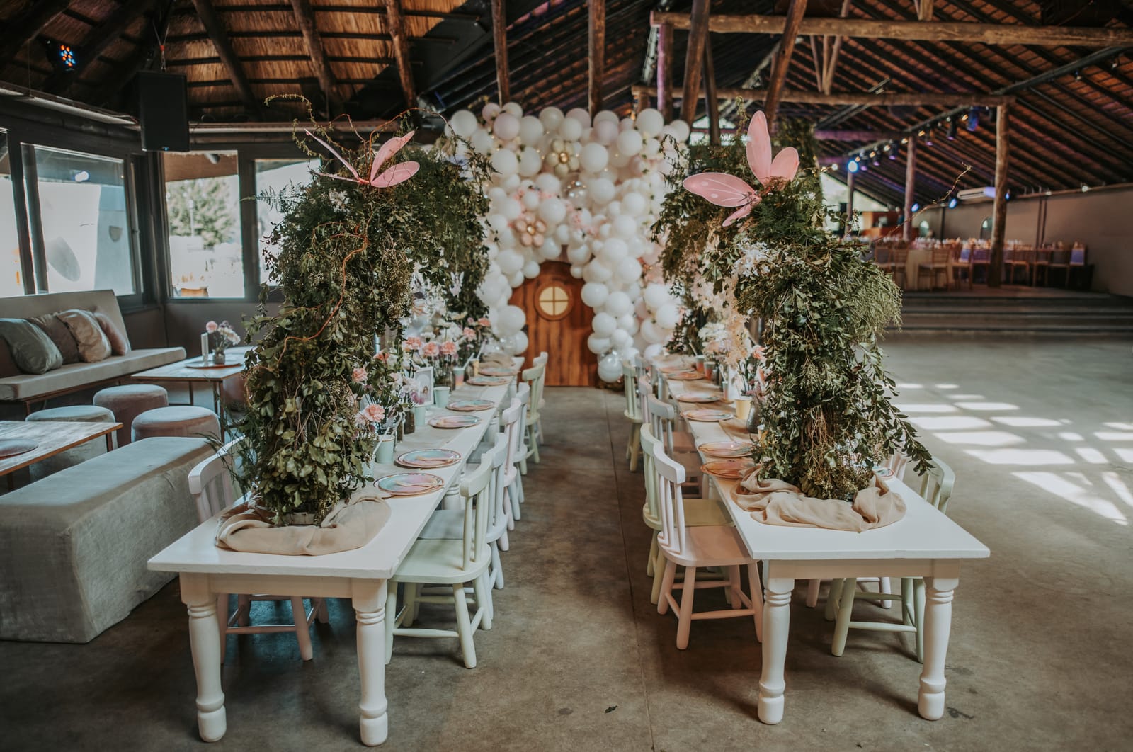 Cumpleaños infantil temática hadas — salón con arco floral ambientado por Cecilia Eriksson Eventos