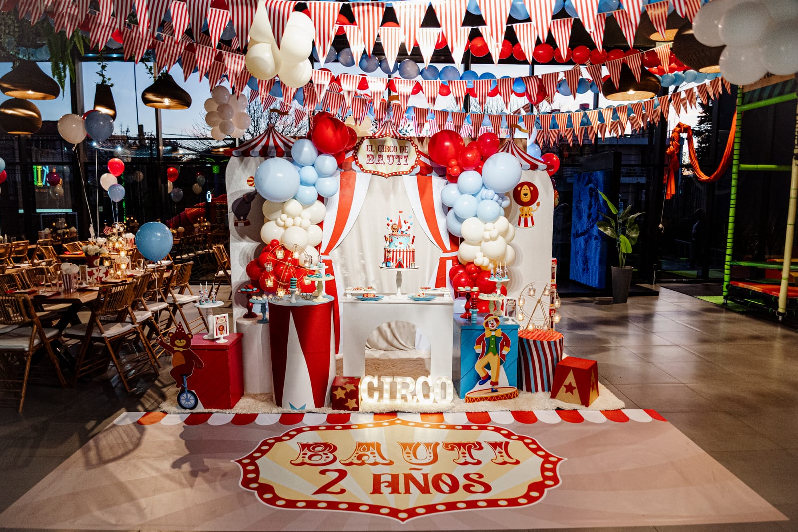 Cumpleaños infantil temática circo — mesa principal ambientada por Cecilia Eriksson Eventos